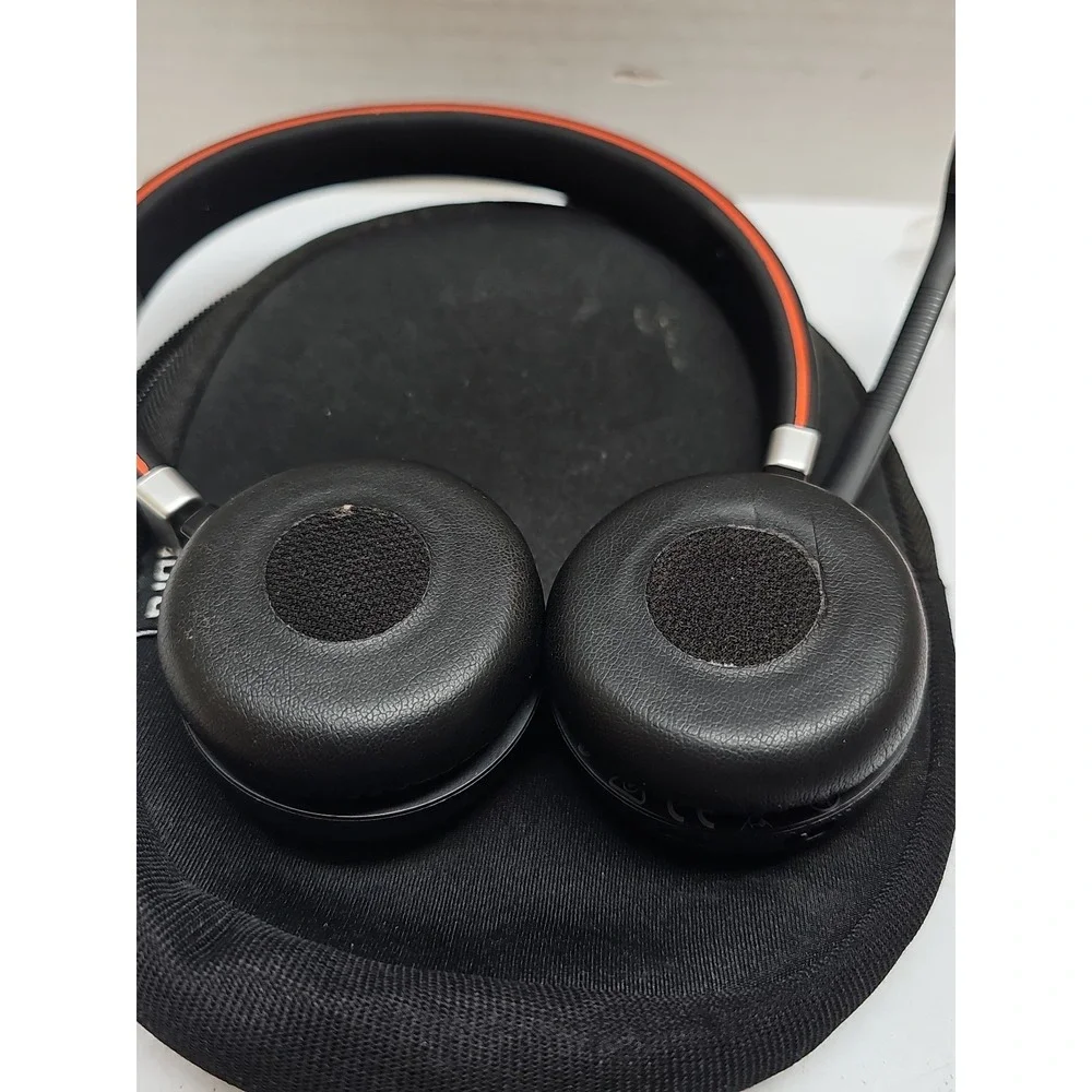 Jabra Evolve 65 HSC018W Headset w/ USB Cord For Charging.